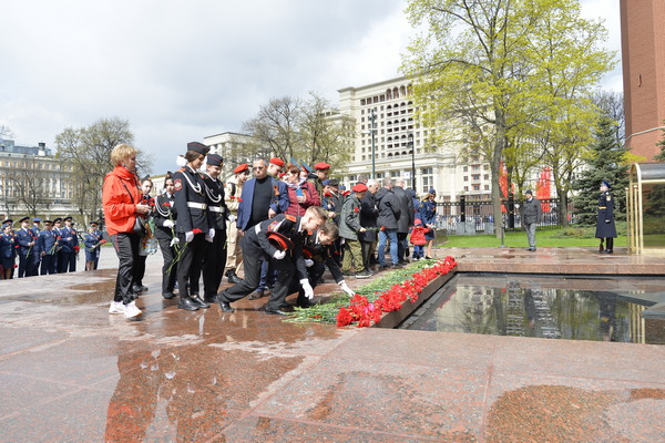 Церемония возложения цветов к могиле Неизвестного Солдата в Александровском Саду